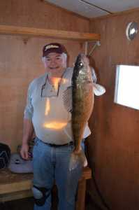 jim-28-inch-walleye-lake-of-the-woods-mn-copy-424x640