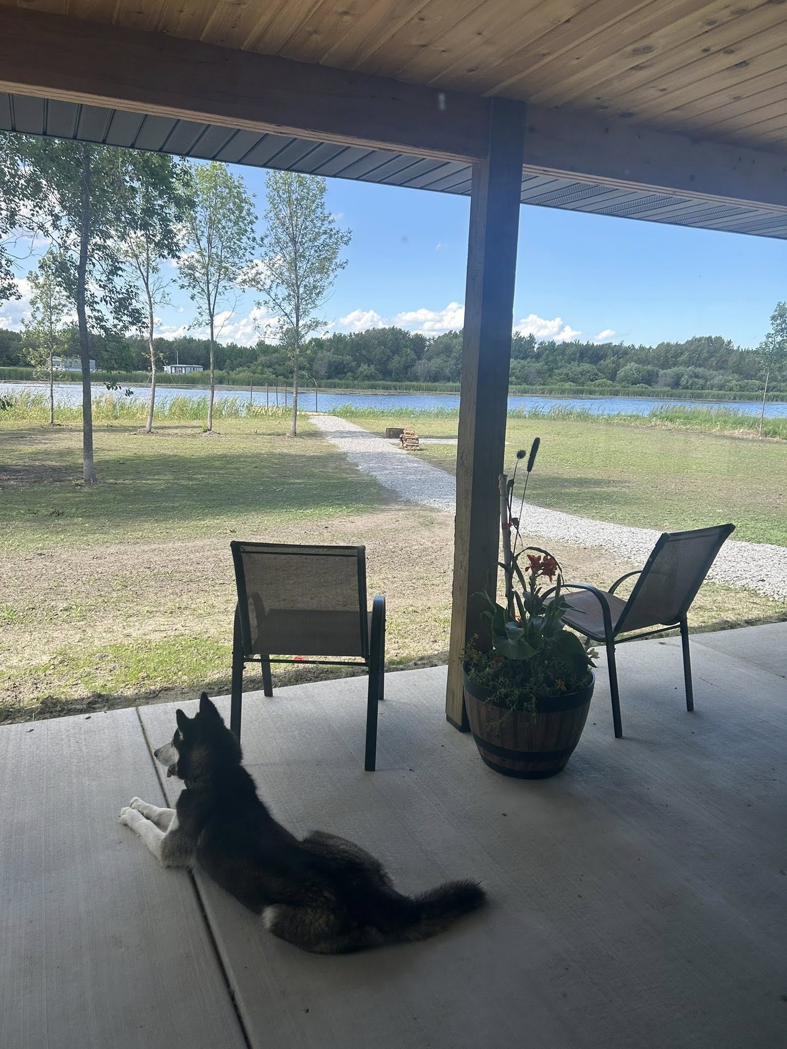 Racks and Rods Lodge - On Lake of the Woods_patio overlooking Zippel Bay